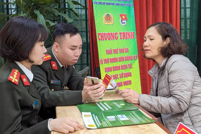 Công an Hà Nội hướng dẫn người dân sử dụng ứng dụng dữ liệu về dân cư, định danh và xác thực điện tử phục vụ chuyển đổi số quốc gia theo Đề án 06 của Chính phủ Công an Hà Nội hướng dẫn người dân sử dụng ứng dụng dữ liệu về dân cư, định danh và xác thực điện tử phục vụ chuyển đổi số quốc gia theo Đề án 06 của Chính phủ