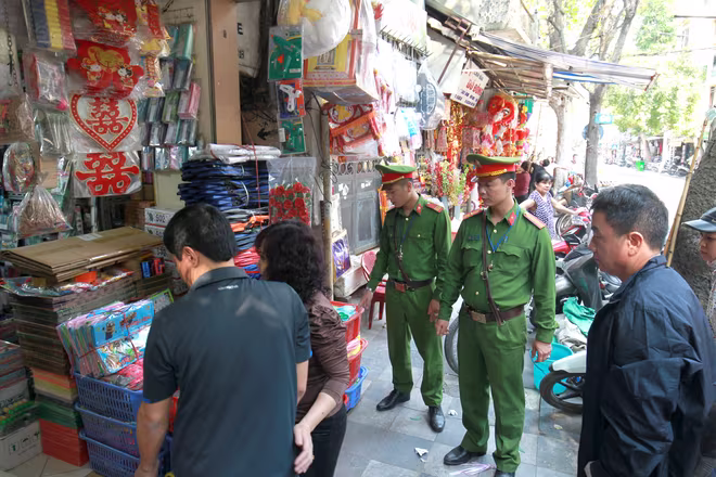 Trong thời gian này, công an các phường trên địa bàn Hà Nội chủ yếu tuyên truyền phổ biến nhằm nâng cao ý thức người dân chấp hành đúng theo quy định pháp luật của Ban Chỉ đạo 197 Trong thời gian này, công an các phường trên địa bàn Hà Nội chủ yếu tuyên truyền phổ biến nhằm nâng cao ý thức người dân chấp hành đúng theo quy định pháp luật của Ban Chỉ đạo 197