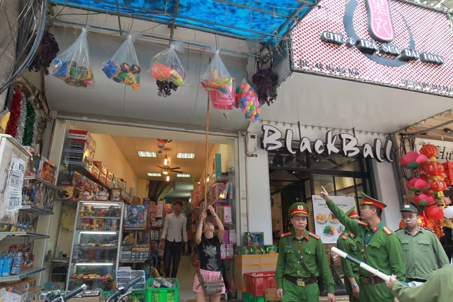 Ghi nhận tại địa bàn phường Hàng Mã (Hoàn Kiếm, Hà Nội), lực lượng công an nhắc nhở các hộ kinh doanh thực hiện nghiêm túc các quy định Ghi nhận tại địa bàn phường Hàng Mã (Hoàn Kiếm, Hà Nội), lực lượng công an nhắc nhở các hộ kinh doanh thực hiện nghiêm túc các quy định