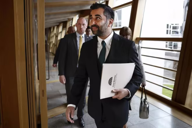 Ông Humza Yousaf là người da màu đầu tiên và người Hồi giáo đầu tiên giữ vị trí Thủ hiến Scotland Ông Humza Yousaf là người da màu đầu tiên và người Hồi giáo đầu tiên giữ vị trí Thủ hiến Scotland