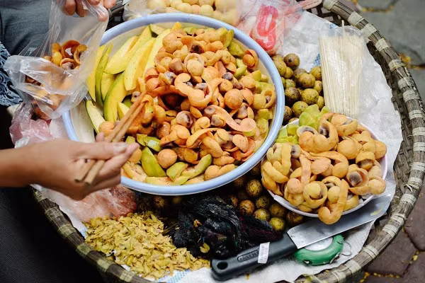 Sấu chín dầm đường, muối, ớt còn là ký ức của nhiều thế hệ học trò Sấu chín dầm đường, muối, ớt còn là ký ức của nhiều thế hệ học trò