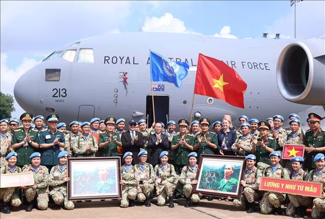 Chủ tịch nước Võ Văn Thưởng chụp ảnh cùng các lực lượng lên đường thực hiện nhiệm vụ gìn giữ hòa bình Liên hợp quốc Chủ tịch nước Võ Văn Thưởng chụp ảnh cùng các lực lượng lên đường thực hiện nhiệm vụ gìn giữ hòa bình Liên hợp quốc