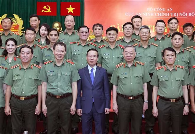 Chủ tịch nước Võ Văn Thưởng cùng lãnh đạo Bộ Công an với cán bộ, chiến sĩ Cục An ninh chính trị nội bộ Chủ tịch nước Võ Văn Thưởng cùng lãnh đạo Bộ Công an với cán bộ, chiến sĩ Cục An ninh chính trị nội bộ