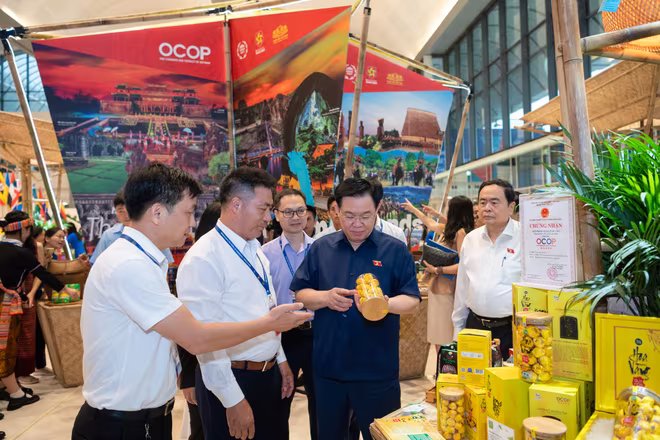 Chủ tịch Quốc hội Vương Đình Huệ và các đại biểu tham quan các gian hàng trưng bày sản phẩm của Việt Nam Chủ tịch Quốc hội Vương Đình Huệ và các đại biểu tham quan các gian hàng trưng bày sản phẩm của Việt Nam