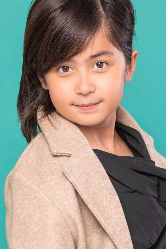 Madeleine Yuna Voyles trong vai cô bé robot Alphie Madeleine Yuna Voyles trong vai cô bé robot Alphie