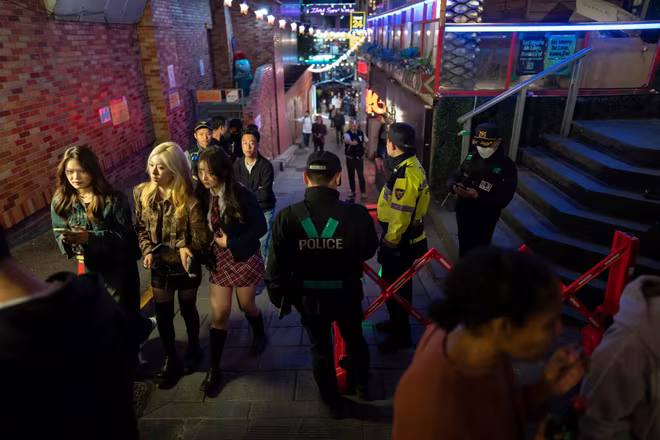 Ngõ hẹp ở Itaewon, nơi xảy ra thảm kịch chen lấn tại lễ hội Halloween năm ngoái