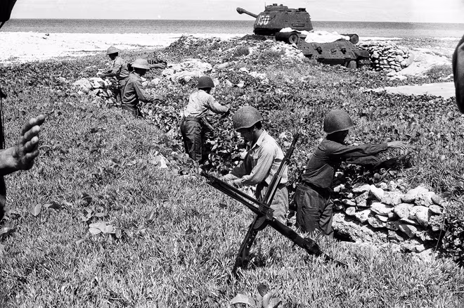 Xe tăng được mang ra làm nhiệm vụ tại các đảo Trường Sa, sau trận 14/3/1988. Ảnh tư liệu Xe tăng được mang ra làm nhiệm vụ tại các đảo Trường Sa, sau trận 14/3/1988. Ảnh tư liệu