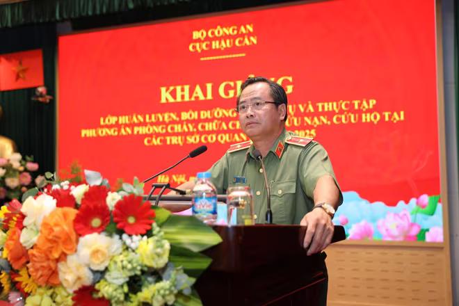 Thiếu tướng Phạm Văn Sơn, Cục trưởng Cục Hậu cần phát biểu khai mạc lớp huấn luyện (Ảnh: Xuân Hoàn).