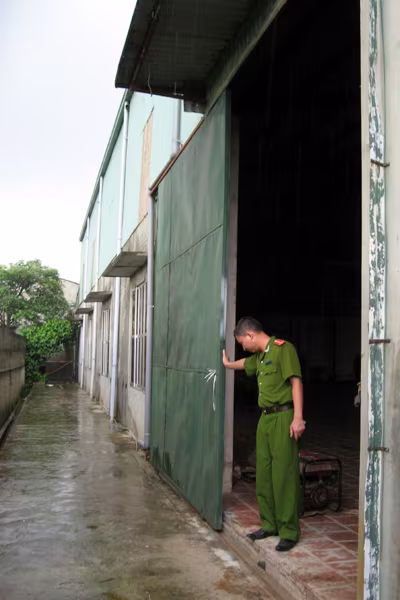 Cửa thoát nạn thường là cửa đẩy ngang Không theo hướng thoát nạn Cửa thoát nạn thường là cửa đẩy ngang Không theo hướng thoát nạn