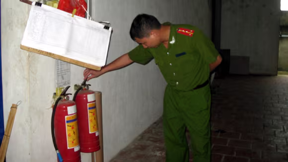 Xưởng mây tre đan này trang bị nhiều bình bọt Nhưng lại vi phạm về cửa thoát nạn Xưởng mây tre đan này trang bị nhiều bình bọt Nhưng lại vi phạm về cửa thoát nạn