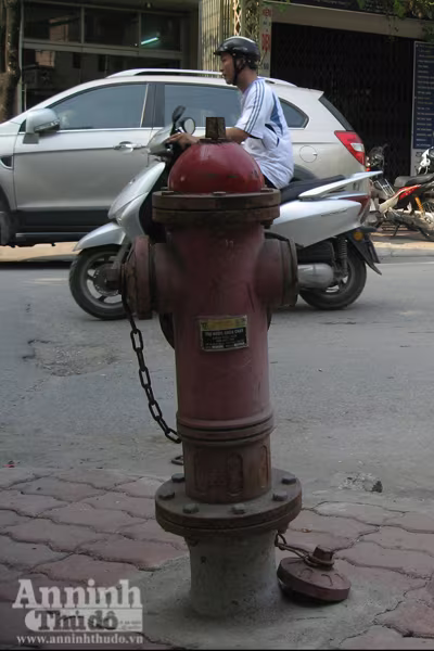 Trụ nước trên phố Nguyễn Ngọc Nại can khô Bà Dư bị trầy xước chân tay khi thoát chạy