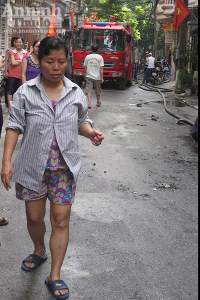 Trụ nước trên phố Nguyễn Ngọc Nại can khô Bà Dư bị trầy xước chân tay khi thoát chạy