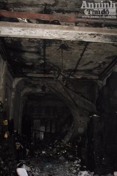 Ngôi nhà 4 tầng bị thiêu rụi Hiện trường vụ cháy tại tầng 1