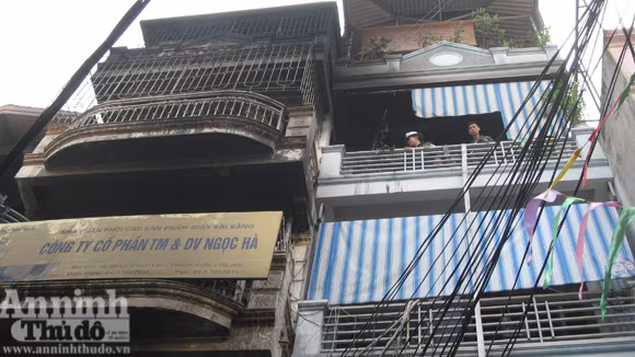 Lực lượng PCCC tiếp cận đám cháy từ ngôi nhà số 93