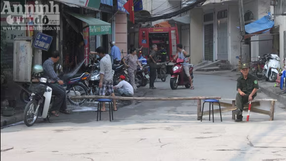 Xe chữa cháy phải lấy nước từ xa Hiện trường bị phong tỏa