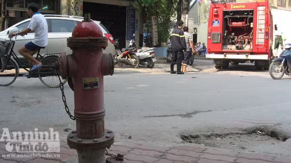 Xe chữa cháy phải lấy nước từ xa Hiện trường bị phong tỏa