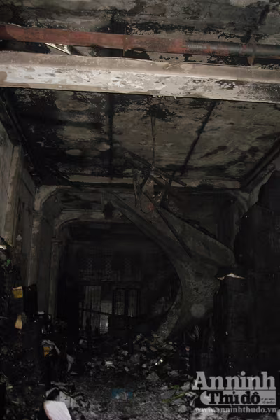 Hệ thống cửa cuốn bị lửa phá hỏng