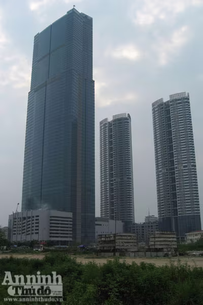 Tòa nhà 7 tầng, cạnh tháp cao nhất xảy cháy