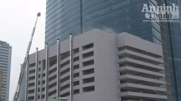 Xe thang vươn "cánh tay" chữa cháy