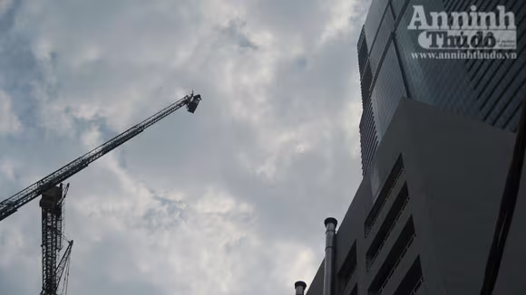 15h, đám cháy cơ bản được dập tắt Họng nước trong tòa nhà đang được lắp đặt