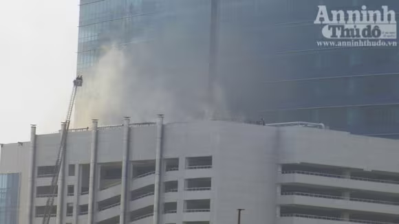 Xe thang vươn "cánh tay" chữa cháy