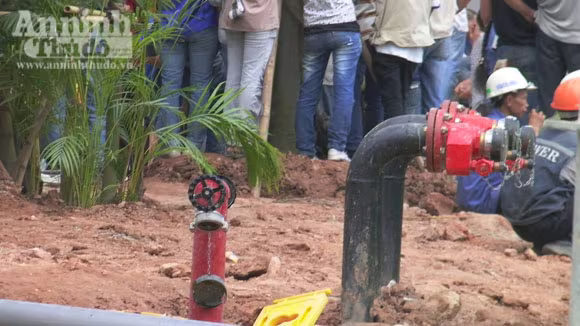 15h, đám cháy cơ bản được dập tắt Họng nước trong tòa nhà đang được lắp đặt