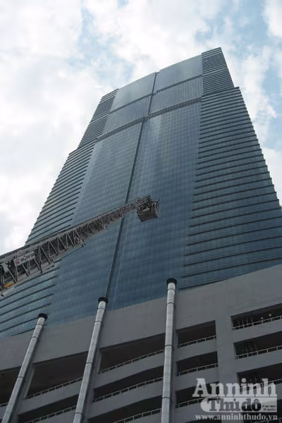 Tòa nhà 7 tầng, cạnh tháp cao nhất xảy cháy Tòa nhà 7 tầng, cạnh tháp cao nhất xảy cháy