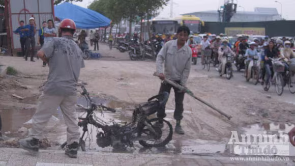 Chiếc xe bị thiêu rụi, trơ khung sắt được người dân khiêng vào vỉa hè