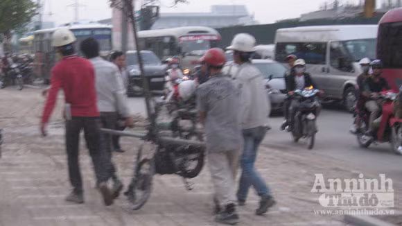 Chiếc xe bị thiêu rụi, trơ khung sắt được người dân khiêng vào vỉa hè