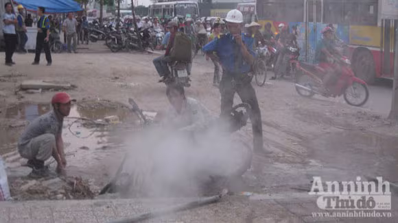 Chiếc xe bị thiêu rụi, trơ khung sắt được người dân khiêng vào vỉa hè