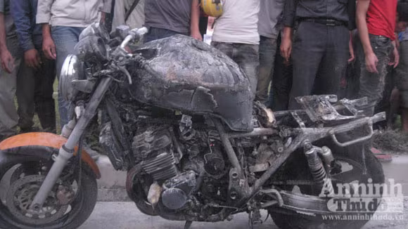 "Siêu" mô tô bị thiêu rụi..., chỉ sau vụ cháy chiếc xe Wave ít phút