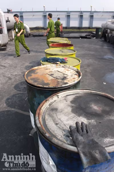 Dầu thải dẫn đến hồ lắng, dẫn ra sông Bạch Đằng Dầu thải dẫn đến hồ lắng, dẫn ra sông Bạch Đằng