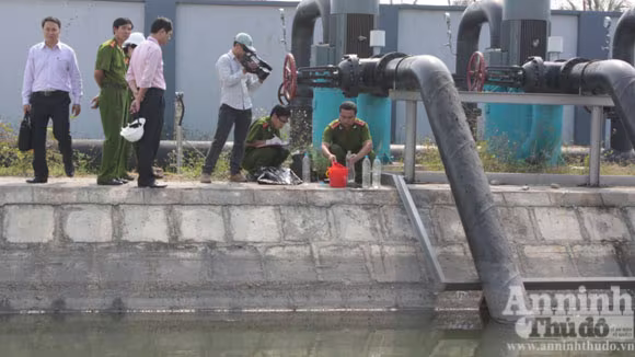 Lực lượng công an thu mẫu nước thải Lực lượng công an thu mẫu nước thải