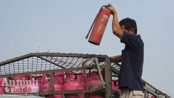 Bình chữa cháy hỏng, hết khí được bày làm "cảnh" Bình chữa cháy hỏng, hết khí được bày làm "cảnh"