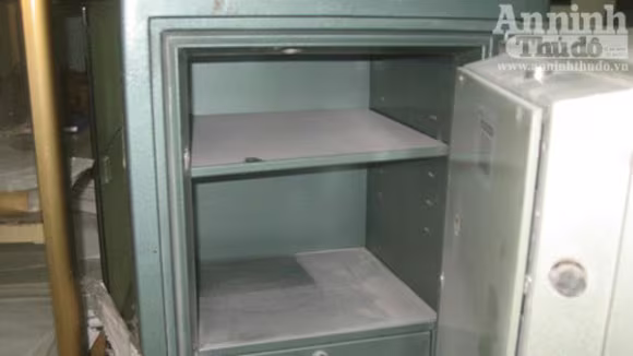 Nguyễn Thị Dậu cùng 2 đồng xu được xem là đồng tiền may mắn của dân làm ăn Nguyễn Thị Dậu cùng 2 đồng xu được xem là đồng tiền may mắn của dân làm ăn