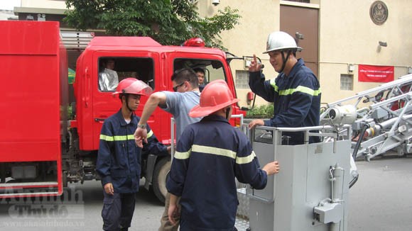 Diễn tập PCCC tại Đại sứ quán Hợp chúng quốc Hoa Kỳ ảnh 11 Diễn tập PCCC tại Đại sứ quán Hợp chúng quốc Hoa Kỳ ảnh 11