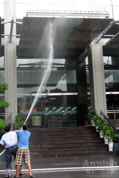 Diễn tập dập lửa ở tòa nhà văn phòng 11 tầng ảnh 3 Diễn tập dập lửa ở tòa nhà văn phòng 11 tầng ảnh 3
