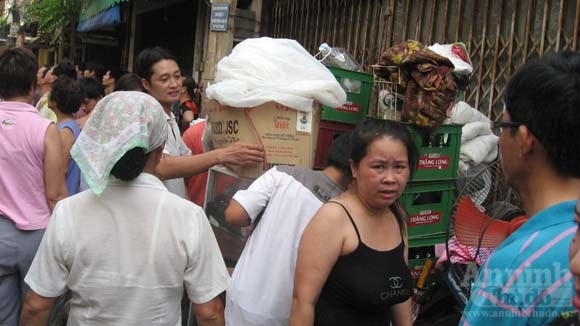 "Bão lửa" nuốt hàng chục hộ dân ở Trung tâm Hà Nội ảnh 7 "Bão lửa" nuốt hàng chục hộ dân ở Trung tâm Hà Nội ảnh 7