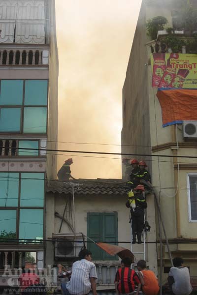 "Bão lửa" nuốt hàng chục hộ dân ở Trung tâm Hà Nội ảnh 3 "Bão lửa" nuốt hàng chục hộ dân ở Trung tâm Hà Nội ảnh 3