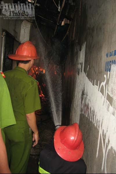 "Bão lửa" nuốt hàng chục hộ dân ở Trung tâm Hà Nội ảnh 9 "Bão lửa" nuốt hàng chục hộ dân ở Trung tâm Hà Nội ảnh 9