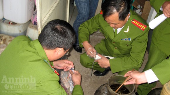 "Đột kích" cơ sở bán rượu chứa chất ma túy ảnh 2 "Đột kích" cơ sở bán rượu chứa chất ma túy ảnh 2
