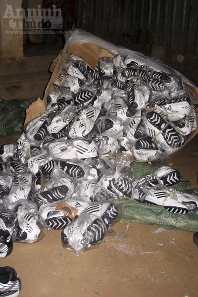 Tạm giữ trên 1.000 đôi giầy Adidas và Nike nhập lậu ảnh 5 Tạm giữ trên 1.000 đôi giầy Adidas và Nike nhập lậu ảnh 5