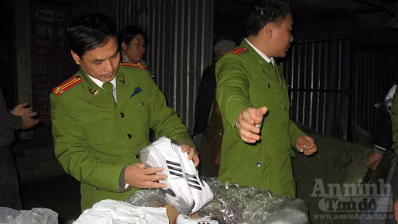 Tạm giữ trên 1.000 đôi giầy Adidas và Nike nhập lậu ảnh 2 Tạm giữ trên 1.000 đôi giầy Adidas và Nike nhập lậu ảnh 2