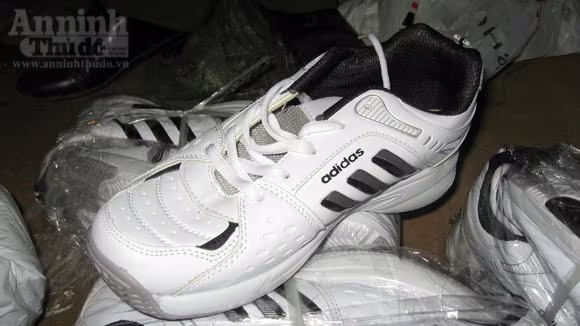 Tạm giữ trên 1.000 đôi giầy Adidas và Nike nhập lậu ảnh 4 Tạm giữ trên 1.000 đôi giầy Adidas và Nike nhập lậu ảnh 4