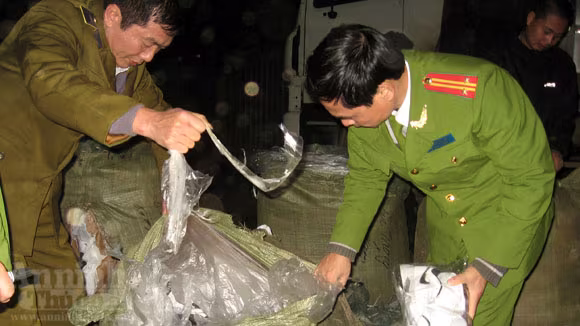 Tạm giữ trên 1.000 đôi giầy Adidas và Nike nhập lậu ảnh 10 Tạm giữ trên 1.000 đôi giầy Adidas và Nike nhập lậu ảnh 10