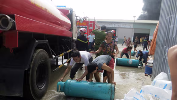 Nhà xưởng 300m2 cháy sập giữa trưa ảnh 3