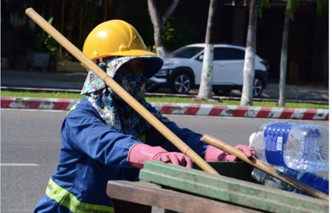 Cuộc sống mưu sinh của người dân Đà Nẵng càng khó khăn hơn khi phải chiến đấu với đại dịch đầy cam go