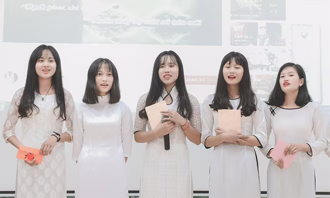 Nguyễn Thị Nhi (thứ 2 từ trái sang) biểu diễn văn nghệ cùng các bạn nhân ngày kỷ niệm Nhà giáo Việt Nam 20/11 Nguyễn Thị Nhi (thứ 2 từ trái sang) biểu diễn văn nghệ cùng các bạn nhân ngày kỷ niệm Nhà giáo Việt Nam 20/11