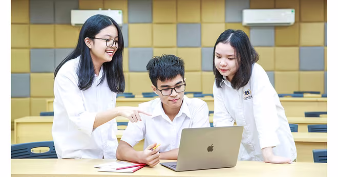 Học sinh cùng thảo luận bài tập nhóm tại giảng đường của Vinschool Học sinh cùng thảo luận bài tập nhóm tại giảng đường của Vinschool