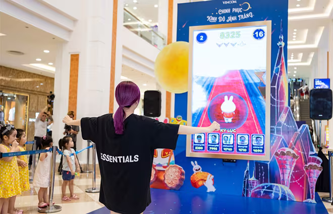 Trò chơi công nghệ “Chinh phục Kinh đô ánh trăng” diễn ra từ ngày 19/9 – 01/10/2020 tại Vincom Mega Mall Royal City &amp; Vincom Center Landmark 81 đã thu hút nhiều bạn trẻ tham gia